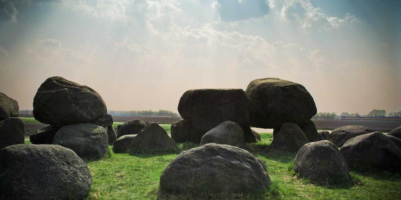 金融机构客户答谢礼品定制指南：贵金属与艺术品的价值寓意解析